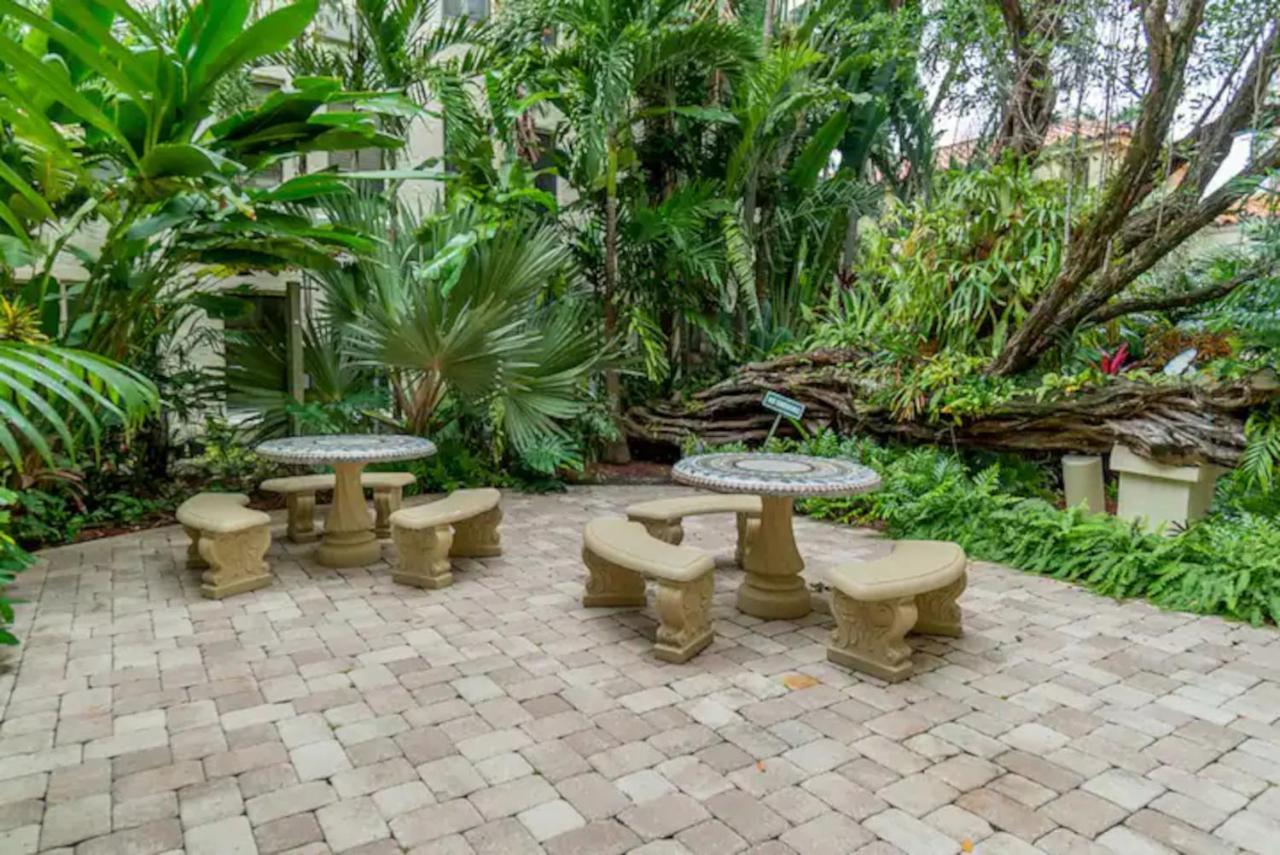 Tropical - Pool, Shops, 86