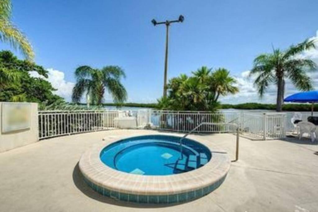 Bay View, Studio206, Steps Away! Pool+wifi Apartment Ruskin