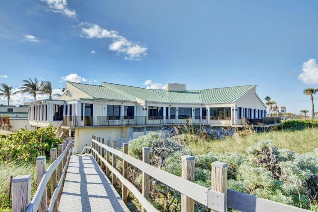 Excellent Front Community, Golf Course, Tennis, Sunny Weather Year Round! Apartment