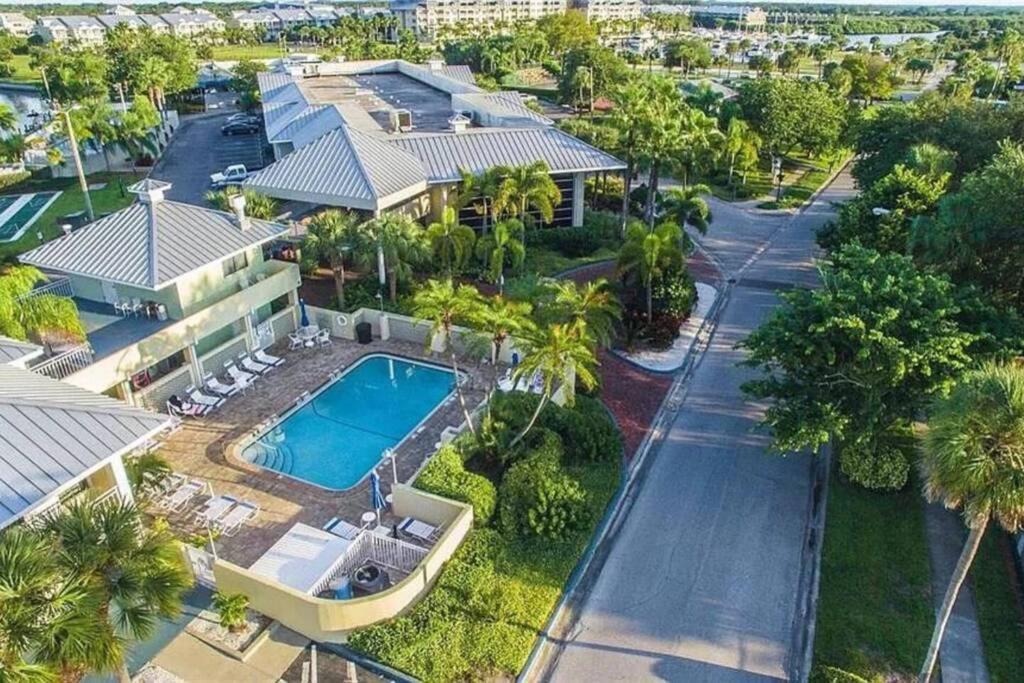 Bay View, Studio206, Steps Away! Pool+wifi Apartment Ruskin