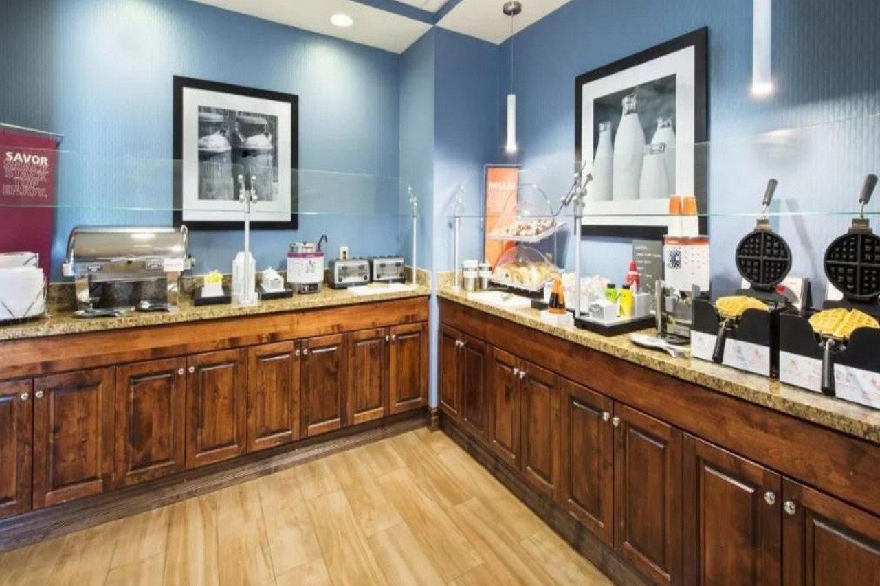 Hampton & Pensacola I-10 N At Town Plaza Hotel 3*