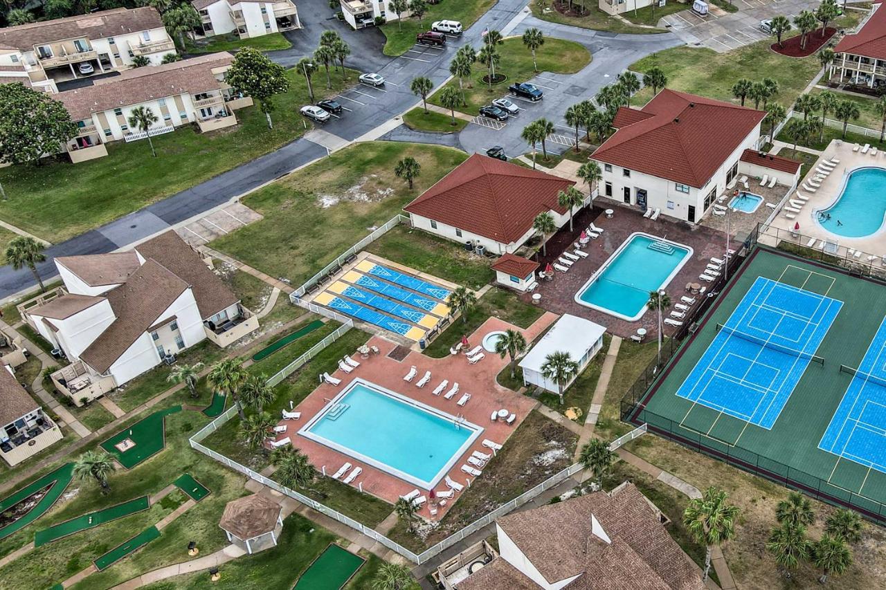 Pcb With Private Balcony And 3 Pools!
