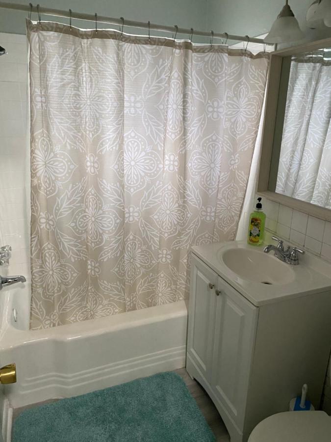 Resort Option1 3 Bedroom House Only Option2 Studio Cottage Only Option3 House Plus Cottage Fenced Backyard Private Patio Areas Grill Firepit Plenty Parking! Quick Access 10 Min To Beach Airport Delray West Palm