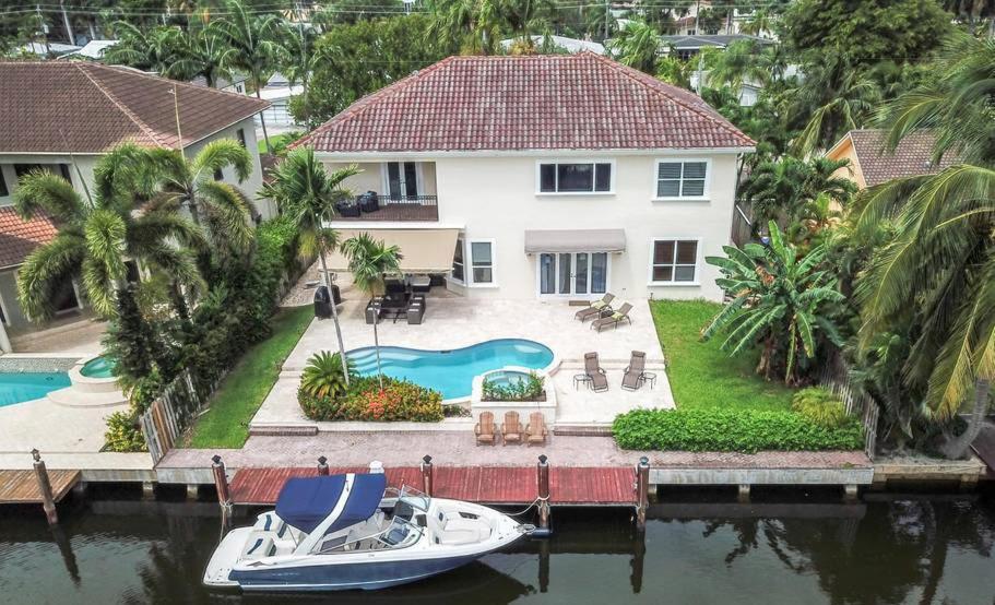 Gorgeous 5 Bedroom W/heated Pool Canal Front Dania Beach