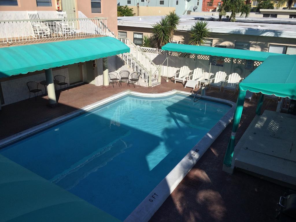 The Blue Wave Hotel Hollywood