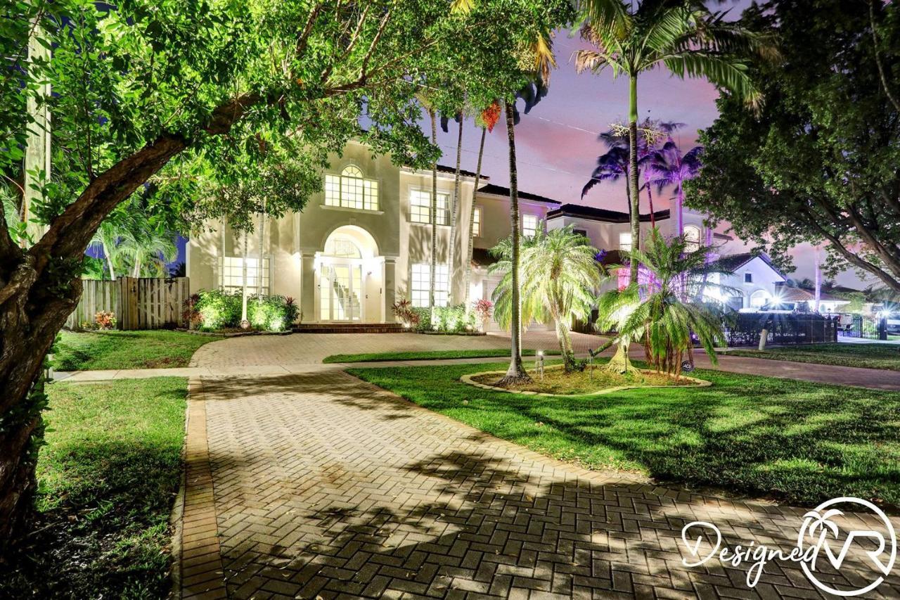 Holiday home Gorgeous 5 Bedroom W/heated Pool Canal Front Dania Beach