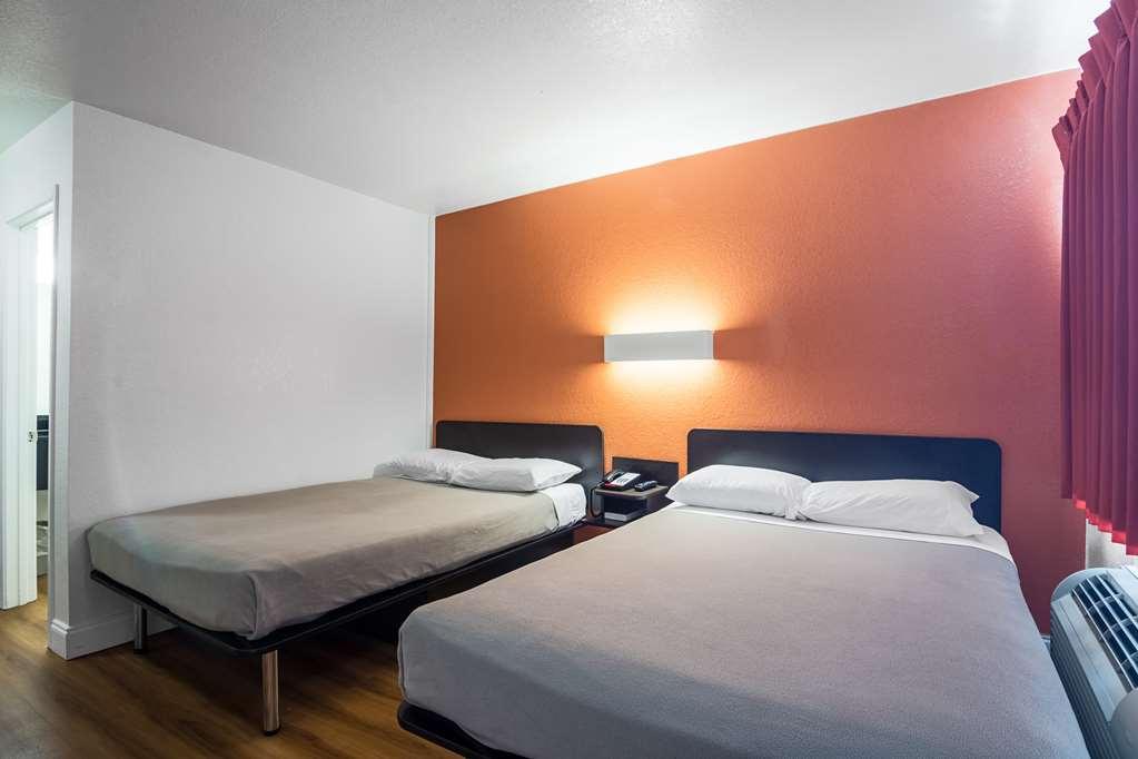 6 - West Motel
