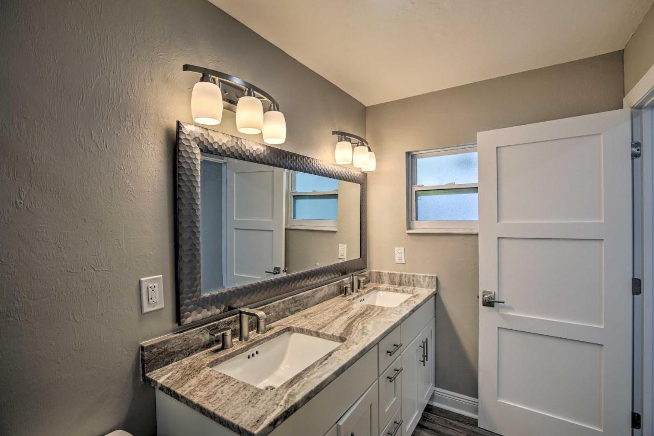 Canalfront With Private Pool! Holiday home Cape Coral