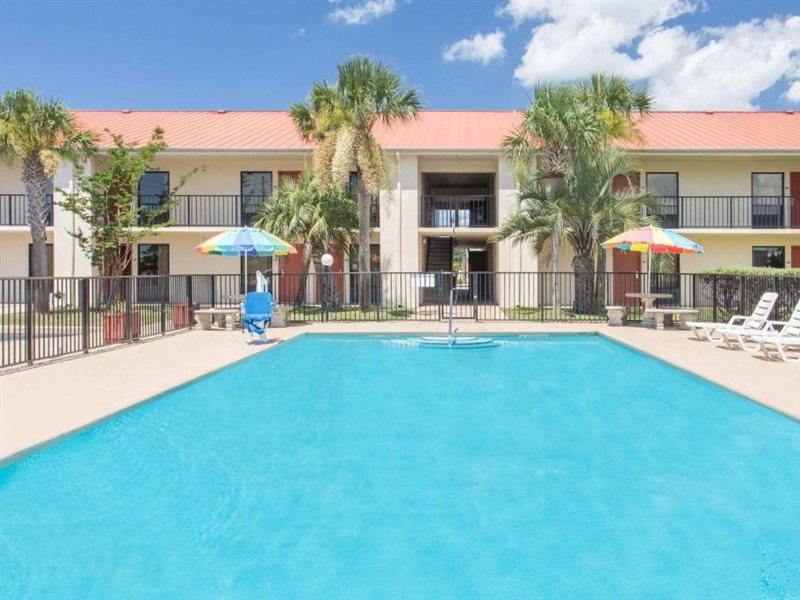 Days & By Wyndham - Near Beaches Hurlburt Motel Navarre