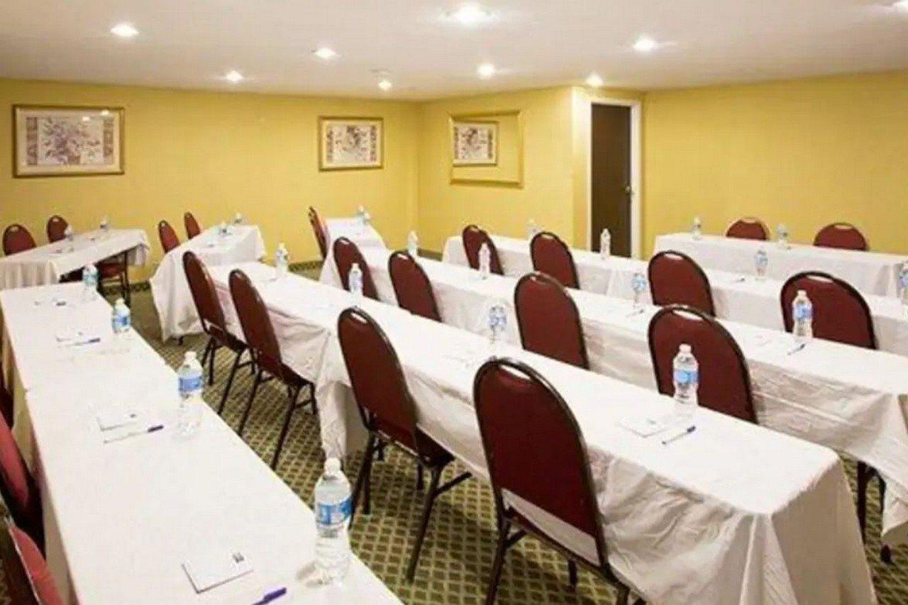 Lodge Econo Wesley Chapel