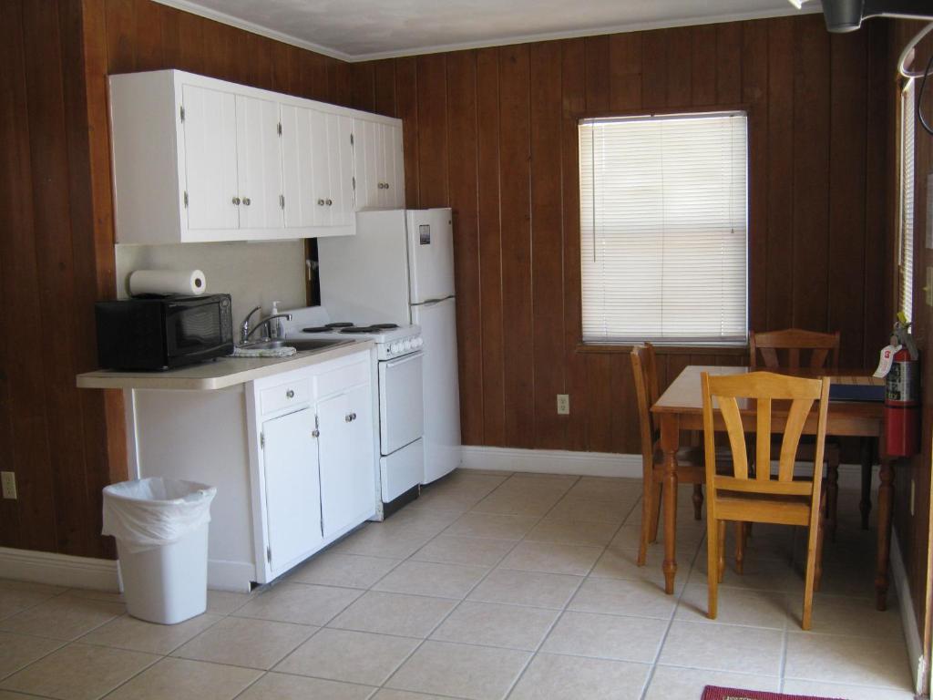The Court And Motel 2*
