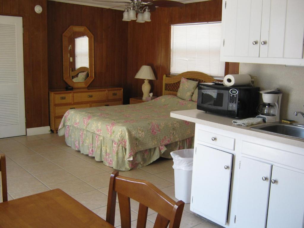 Motel The Court And 2*