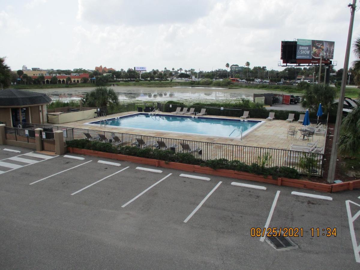 Quality Inn & Suites Kissimmee By The Lake Hotel