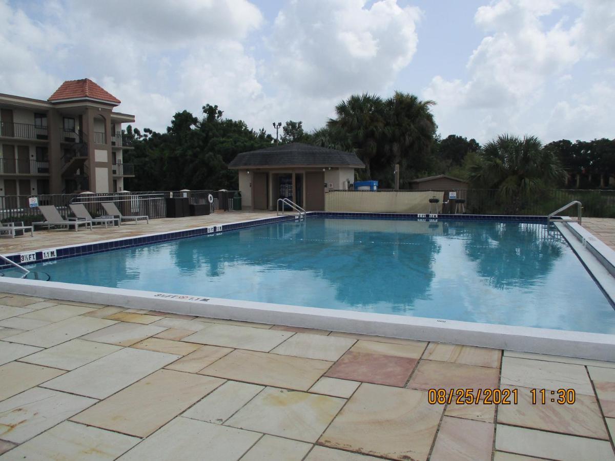 Quality Inn & Suites Kissimmee By The Lake 3*