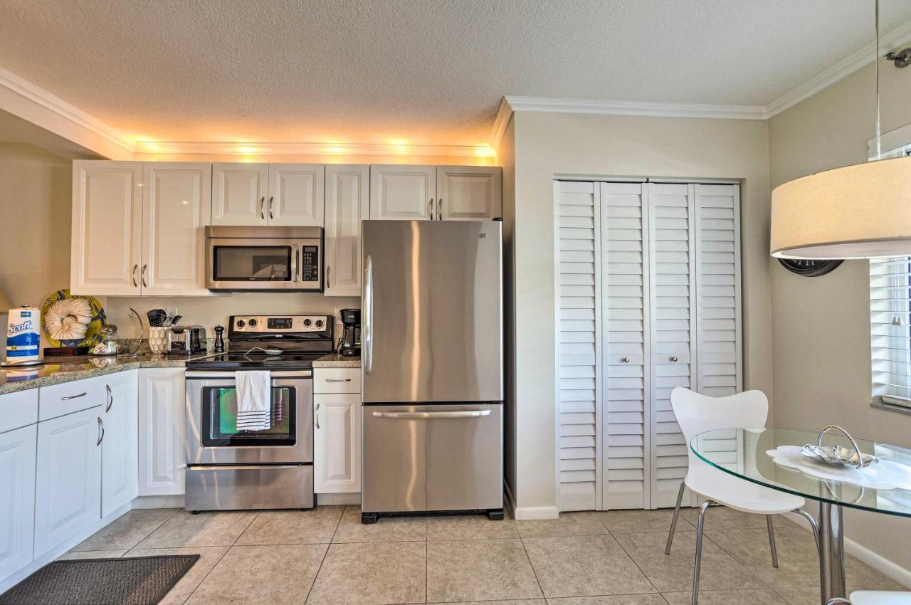 Apartment With Pool Access, Walk To Beach! Jupiter