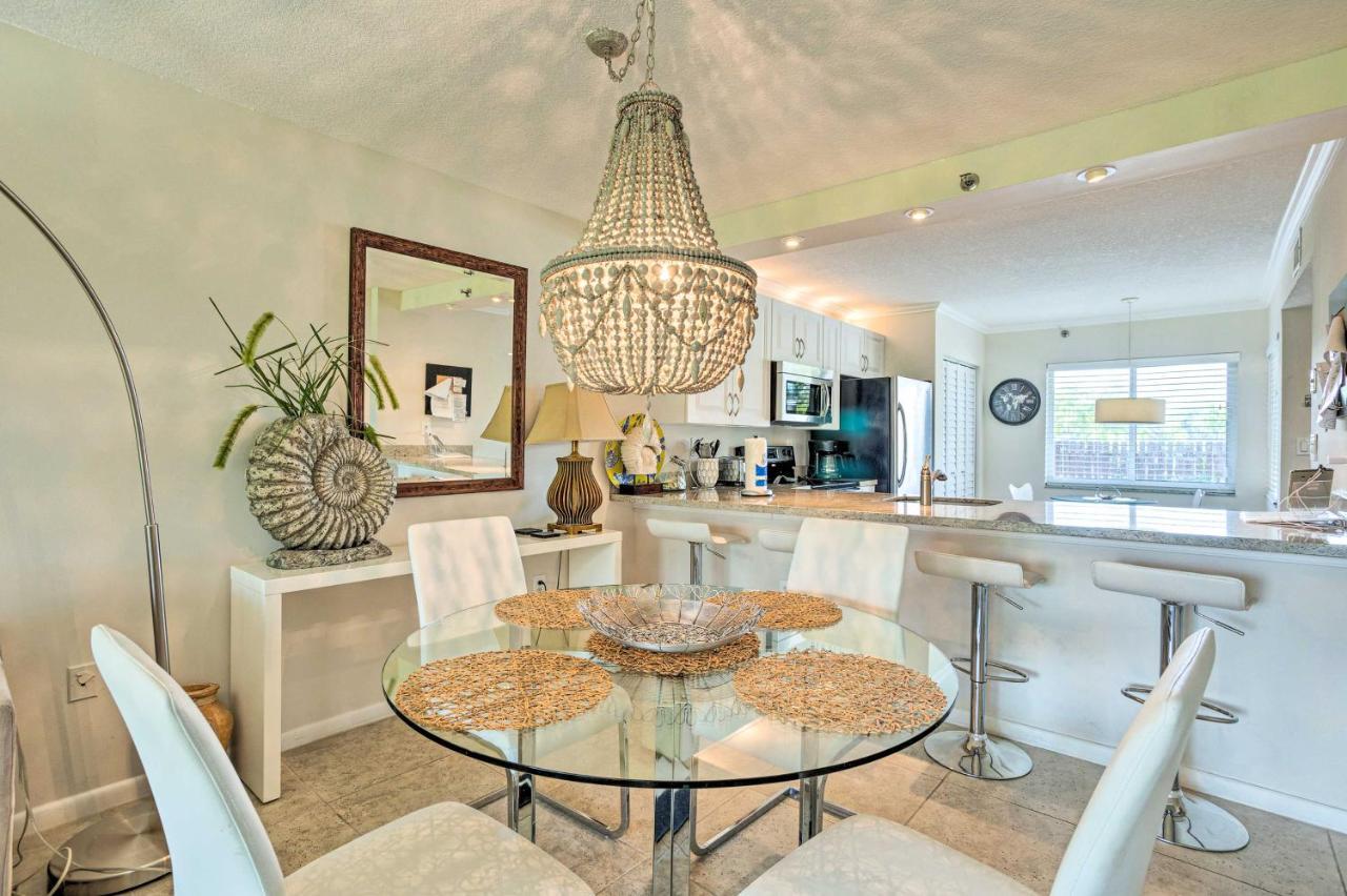 With Pool Access, Walk To Beach! Apartment Jupiter