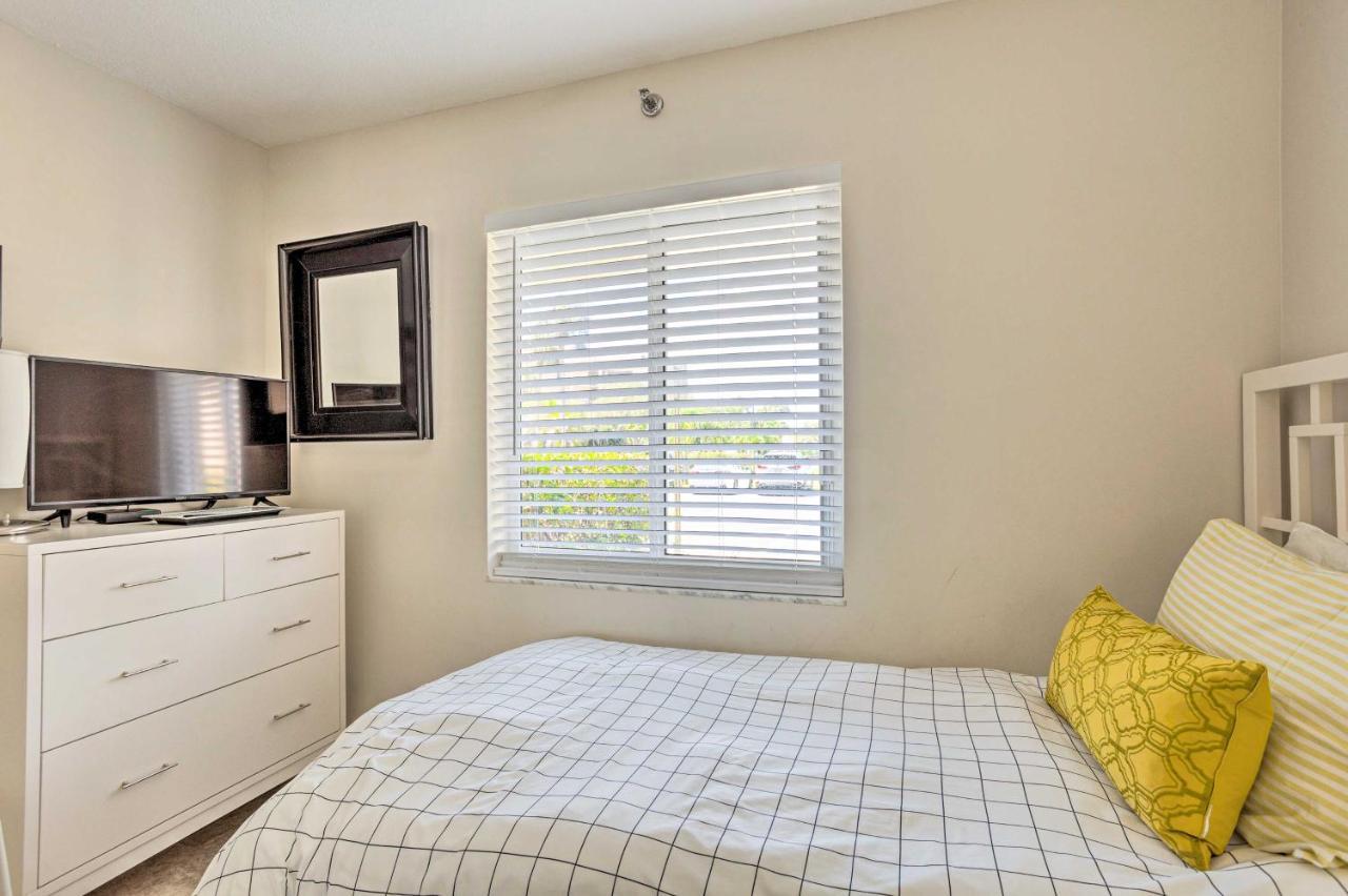 With Pool Access, Walk To Beach! Apartment Jupiter