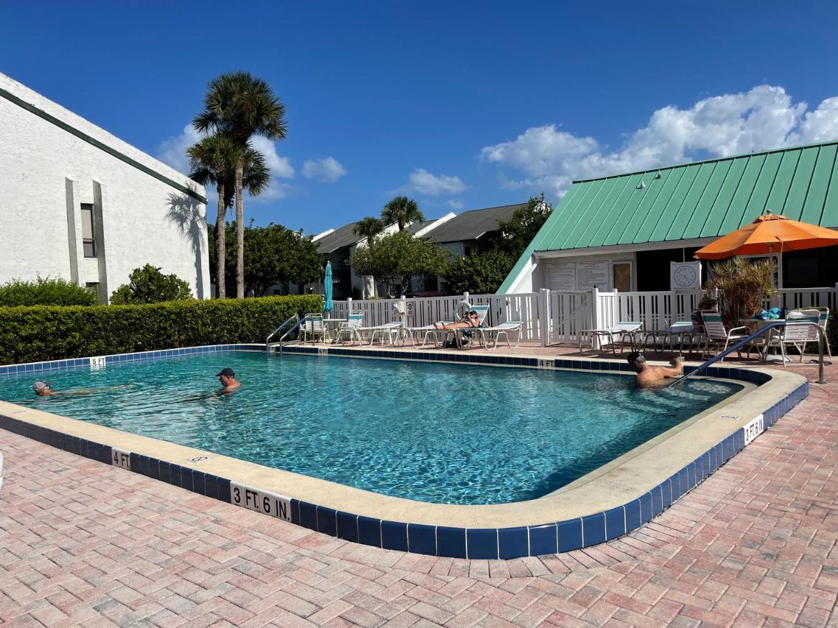 Excellent Front Community, Golf Course, Tennis, Sunny Weather Year Round! Apartment