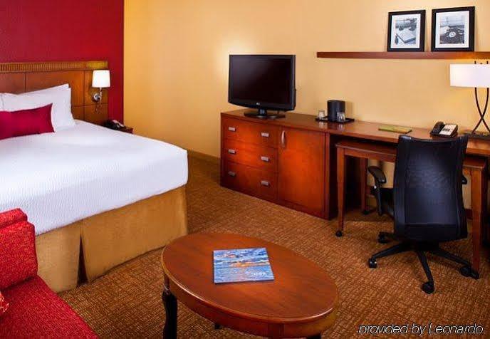 Courtyard Westshore/airport Hotel