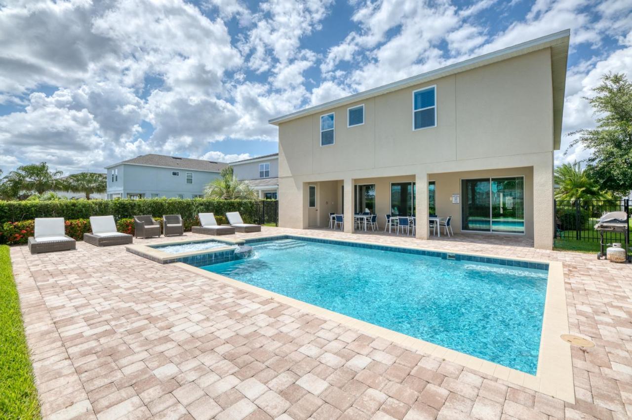 Modern Retreat: Water Park Access & Amenities Holiday home