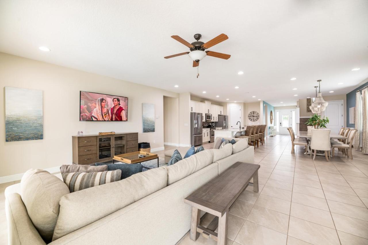 Modern Retreat: Water Park Access & Amenities Holiday home