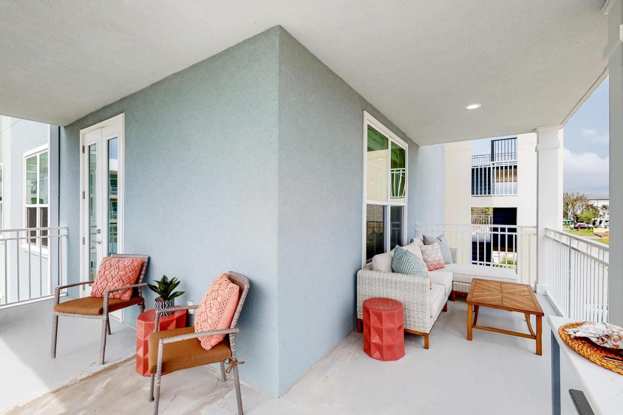 Gulf Place 214 Apartment
