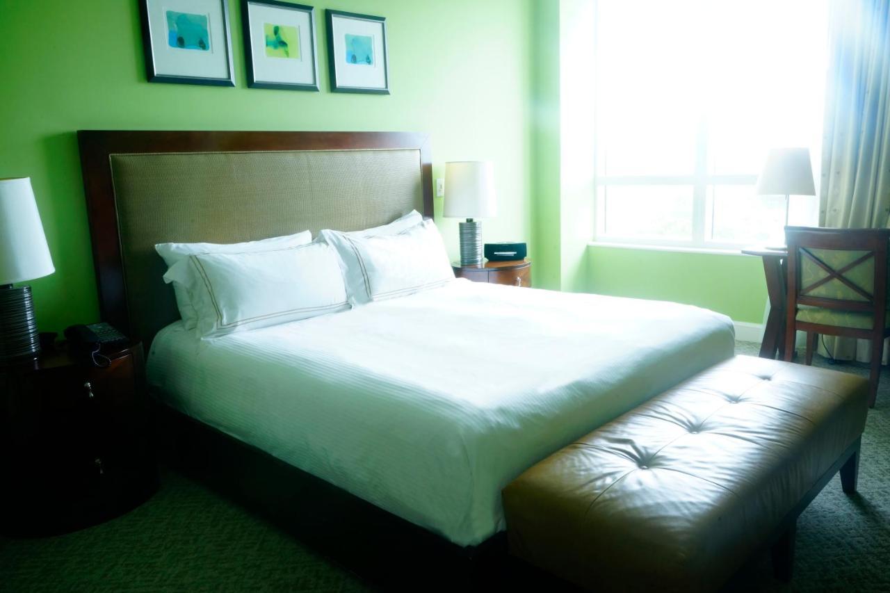 Palm Singer Island & Luxury Resort