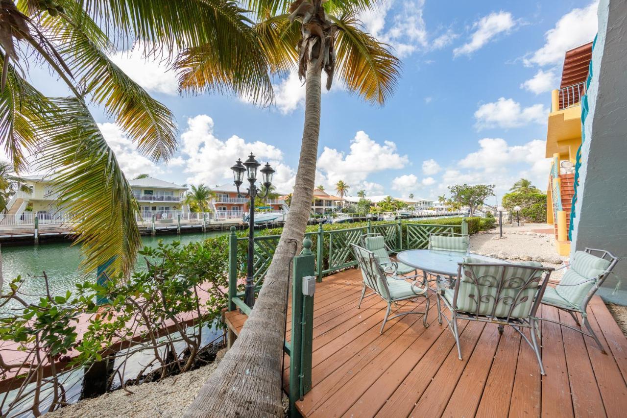 Breezy Palms & Tropical Charm Holiday home *