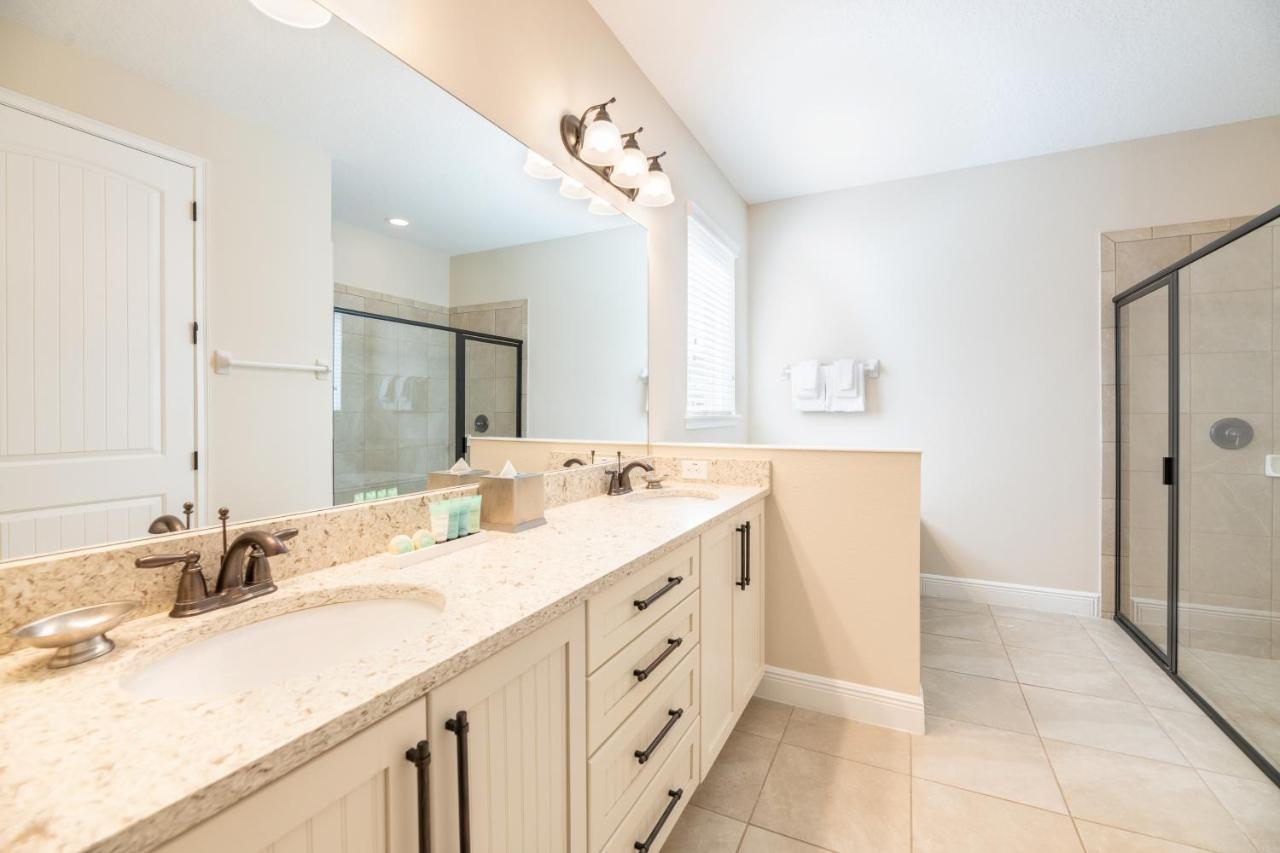 Modern Retreat: Water Park Access & Amenities Holiday home
