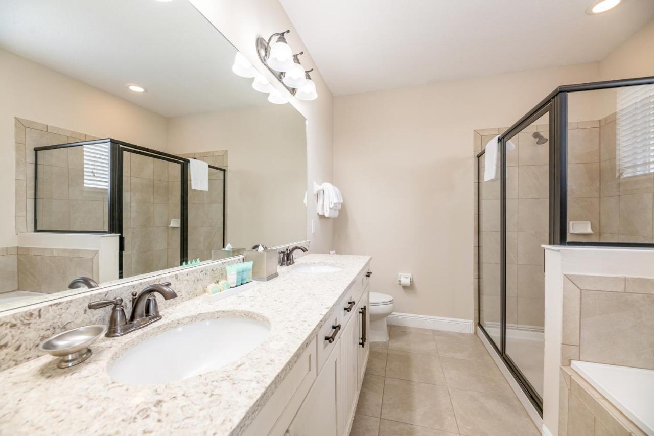 Modern Retreat: Water Park Access & Amenities Holiday home