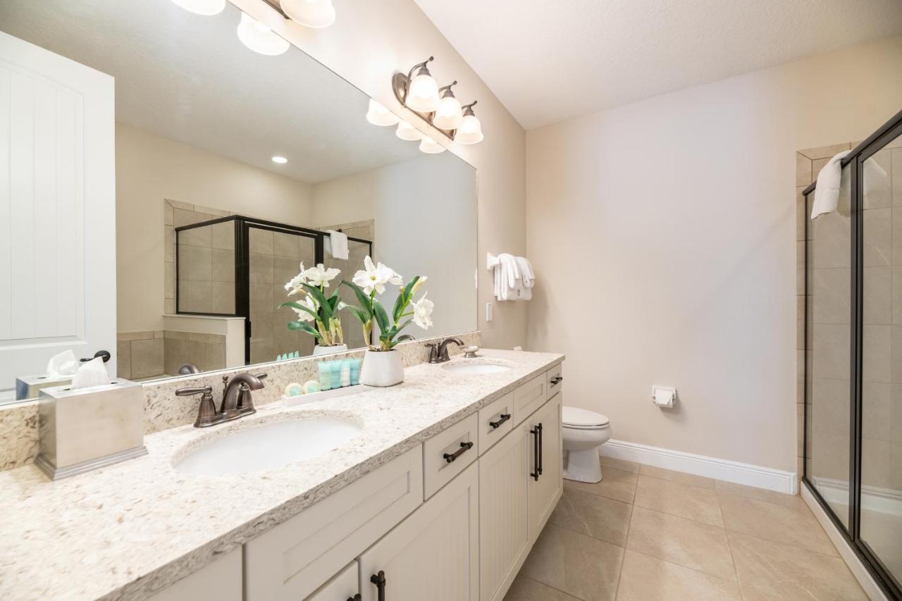Modern Retreat: Water Park Access & Amenities Holiday home