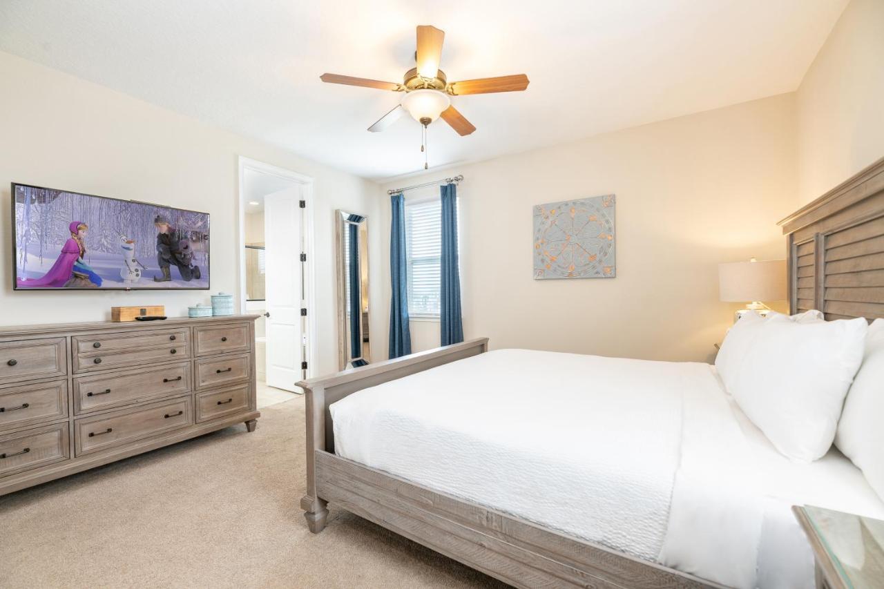 Modern Retreat: Water Park Access & Amenities Holiday home