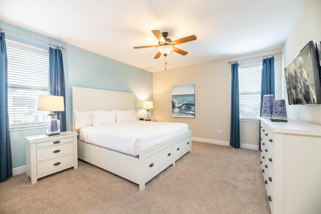 Holiday home Modern Retreat: Water Park Access & Amenities