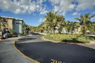 Barefoot Resort 4*