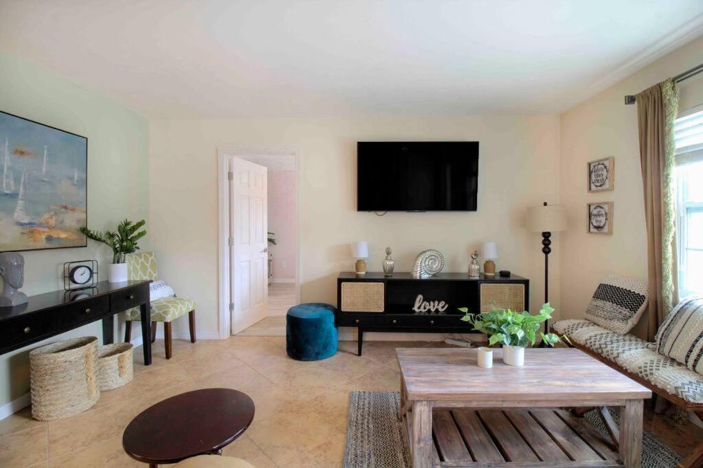 Pool House With One Of A Kind Garden Holiday home *