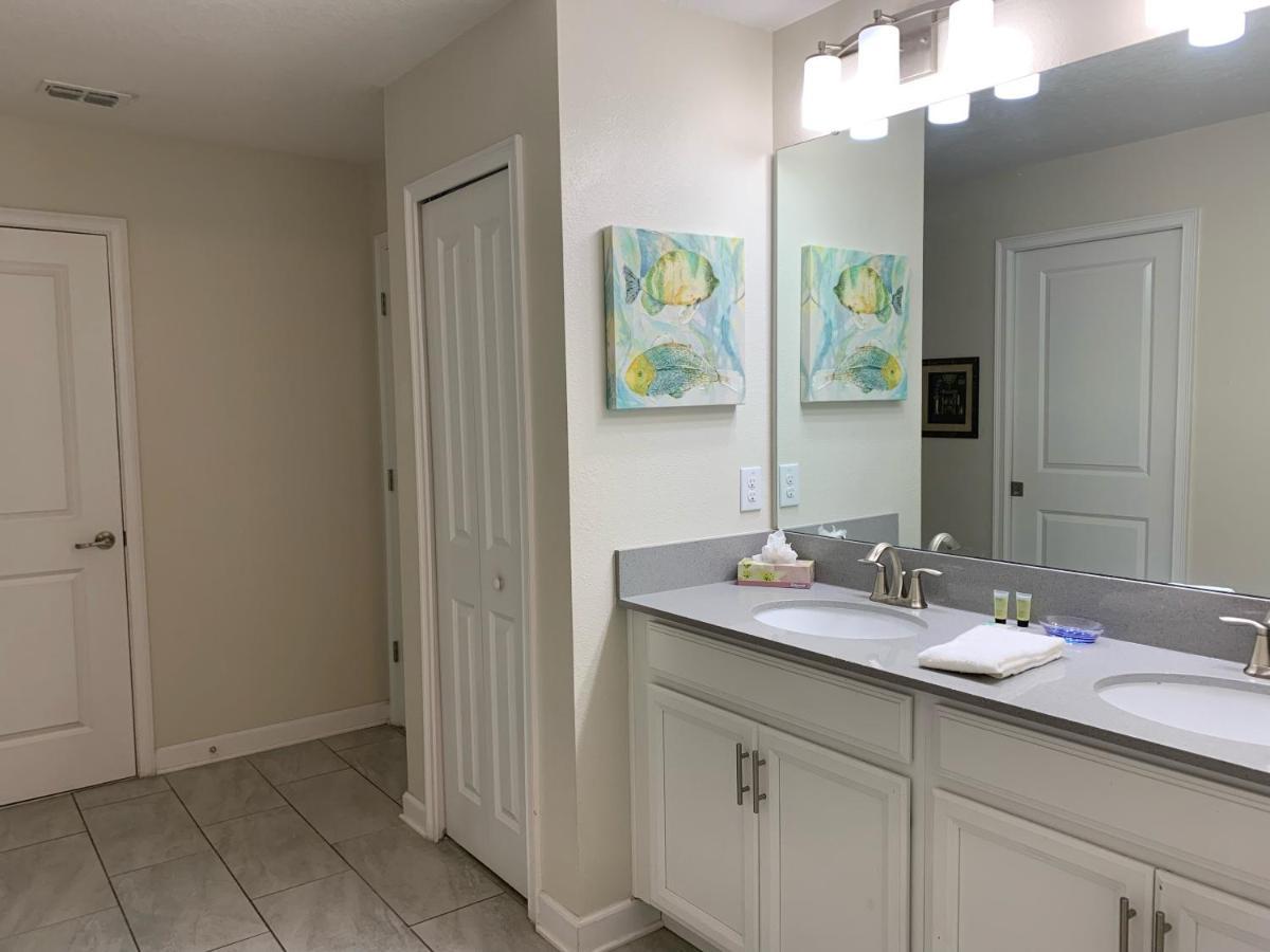 8 Bedrooms, 5 Bathrooms. Theater + Pool/spa + Wifi Davenport