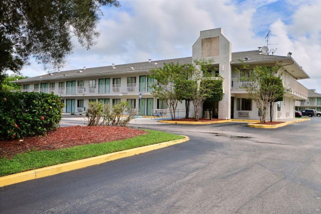 6-ft. Pierce, Fl Hotel Fort Pierce