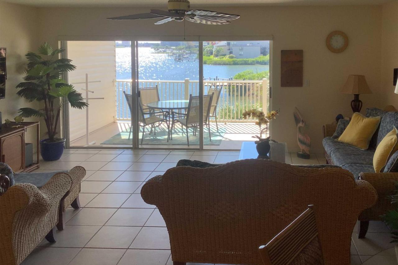 With Stunning Water Views And Large Balcony! Apartment *