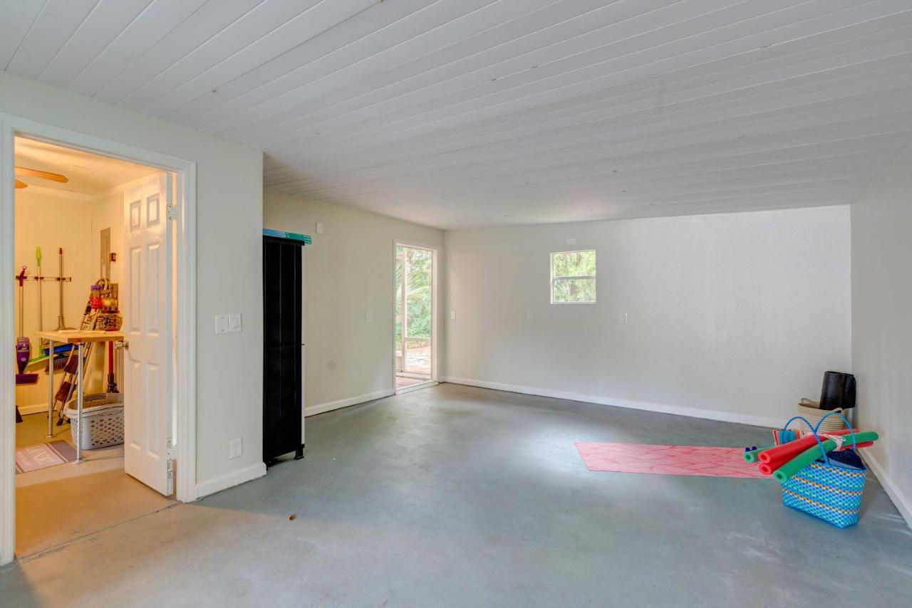 Peaceful Lady With Screened-in Porch!