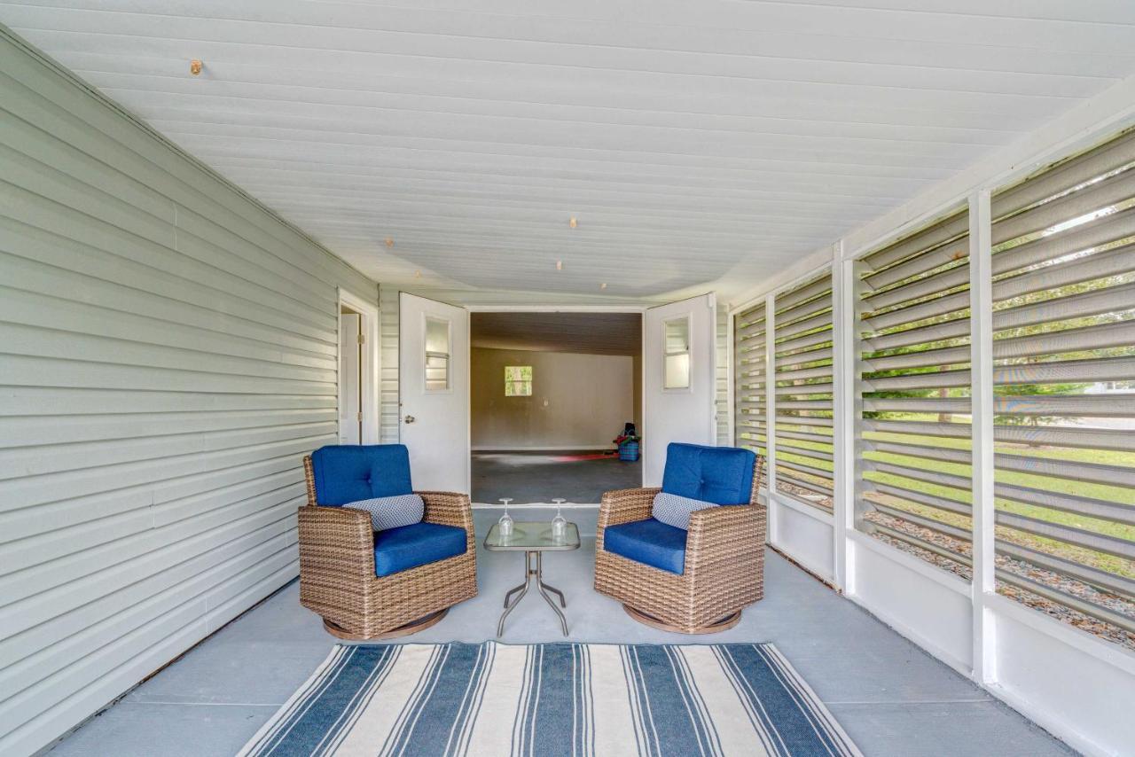 Peaceful Lady With Screened-in Porch! Lady Lake