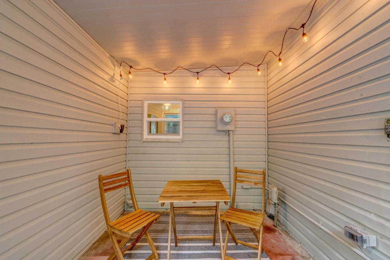 Peaceful Lady With Screened-in Porch! *