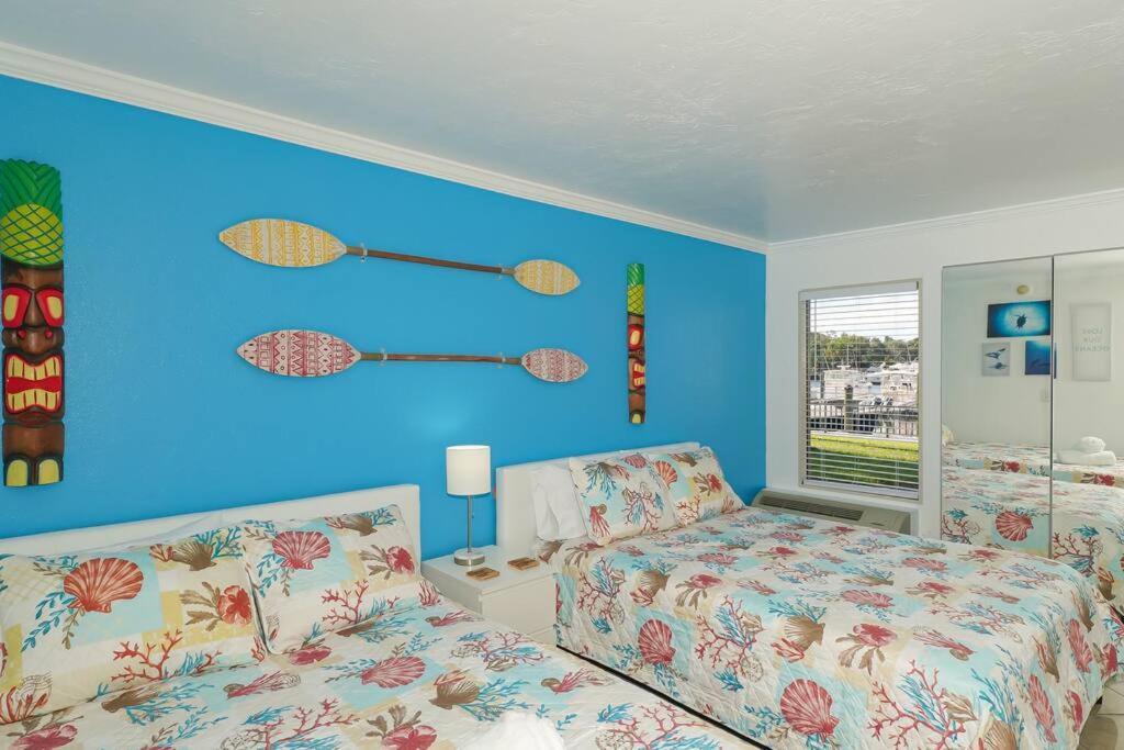127 - Waterfront, Heated Pool, Huge Tv, Tiki Bar & Grill Apartment *