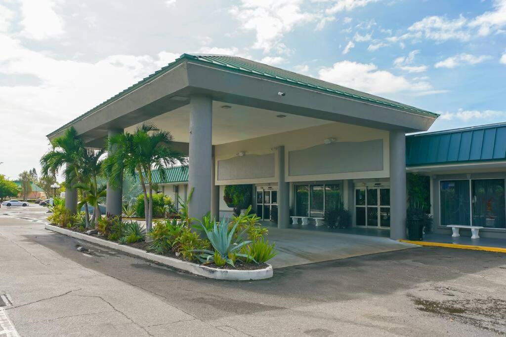 Apartment 127 - Waterfront, Heated Pool, Huge Tv, Tiki Bar & Grill *