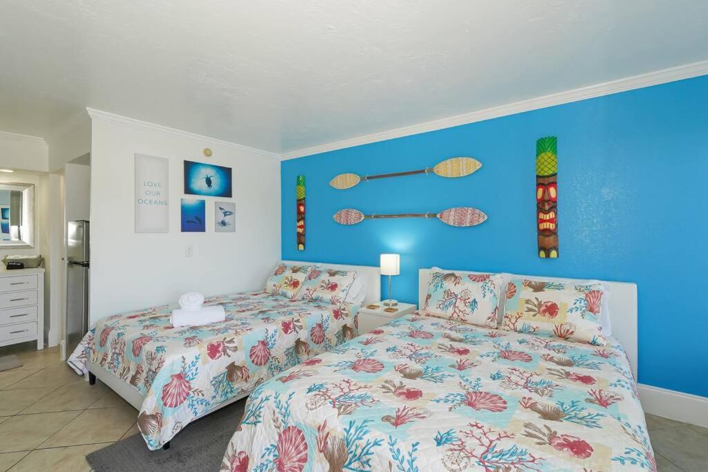 Apartment 127 - Waterfront, Heated Pool, Huge Tv, Tiki Bar & Grill