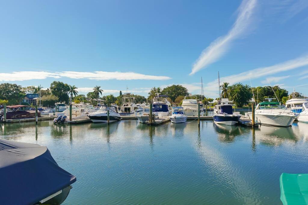 Apartment 127 - Waterfront, Heated Pool, Huge Tv, Tiki Bar & Grill *