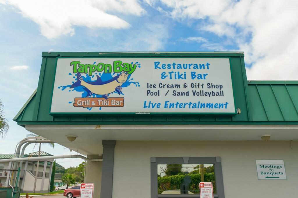 Apartment 127 - Waterfront, Heated Pool, Huge Tv, Tiki Bar & Grill *