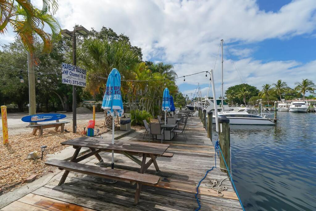 127 - Waterfront, Heated Pool, Huge Tv, Tiki Bar & Grill