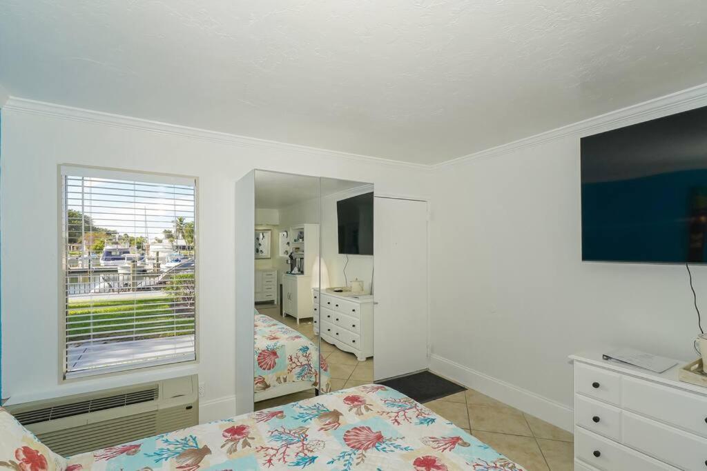 127 - Waterfront, Heated Pool, Huge Tv, Tiki Bar & Grill