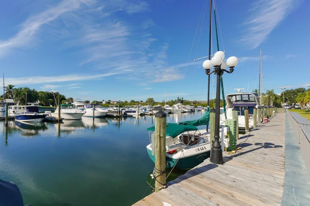 Apartment 127 - Waterfront, Heated Pool, Huge Tv, Tiki Bar & Grill