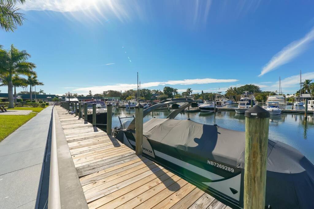 127 - Waterfront, Heated Pool, Huge Tv, Tiki Bar & Grill *